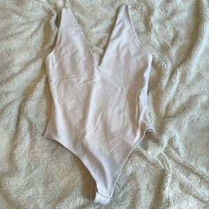 S Babaton offwhite/cream V neck tank bodysuit